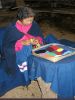 Cherokee Indian Village/NC_Indianerin bei der Herstellung von Perlenschmuck