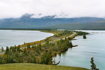 Yellowhead Highway am Fuße des Roch Miette
Für dieses Bild haben wir extra einen kleinen Umweg gemacht. Wir hatten es im Reiseführer Vista Point "West Kanada" gesehen und fanden den Blick auf den Highway, der hier auf einem schmalen Streifen Land zwischen dem Talbot und dem Jasper Lake verläuft, einfach nur spektakulär.
Leider war uns das Wetter nicht ganz so hold, denn der Roche Miette hatte sich völlig in Wolken gehüllt...
