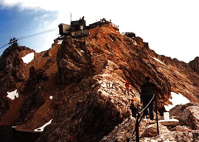 Die letzten Meter
Von Sonn-Alpin aus geht es durch ein Geröllfeld steil nach oben. Die letzten Meter führen über einen schmalen Grat.
Schlüsselwörter: Deutschland