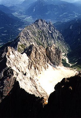 Blick ins Höllental
Vom Gipfelkreuz aus kann man bei schönem Wetter neben der tollen Aussicht auf die Alpenlandschaft auch den Blick ins Höllental genießen. Auch durch dieses Tal kann man zum Gipfel der Zugspitze aufsteigen, allerdings ist der Weg wesentlich anspruchsvoller als der durch das Reintal.
Schlüsselwörter: Deutschland