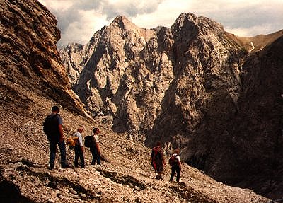 Zugspitze: Abstieg zu Sonn-Alpin
Vom Gipfel aus geht es zurück zum Zugspitzplatt und weiter zur Knorrhütte. Dabei kann man den Blick ins Reintal wesentlich besser genießen, als beim Aufstieg.
Schlüsselwörter: Deutschland