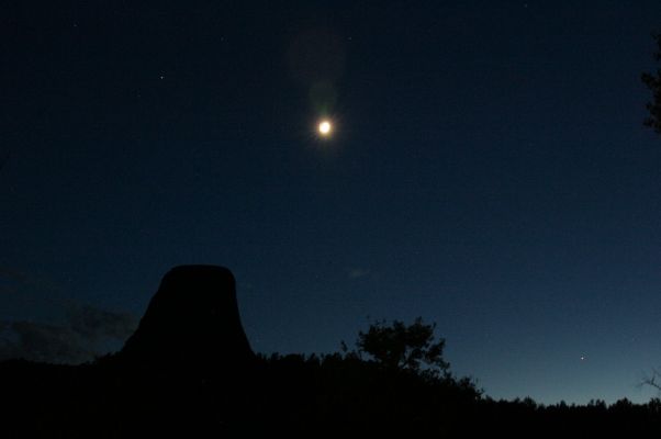Devil Tower bei nacht
