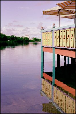 Veranda
Sommerliche Farben dominieren die Terasse eines kleinen Lokals in Isla Morada, Florida
Schlüsselwörter: Sommer, Veranda, See, Florida, Keys, Isla Morada