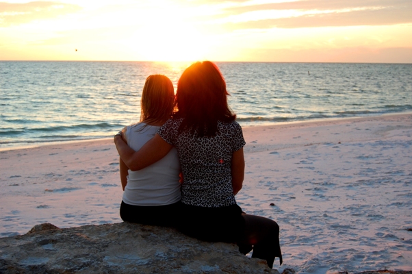 Mutter & Tochter geniessen den Sonnenuntergang
