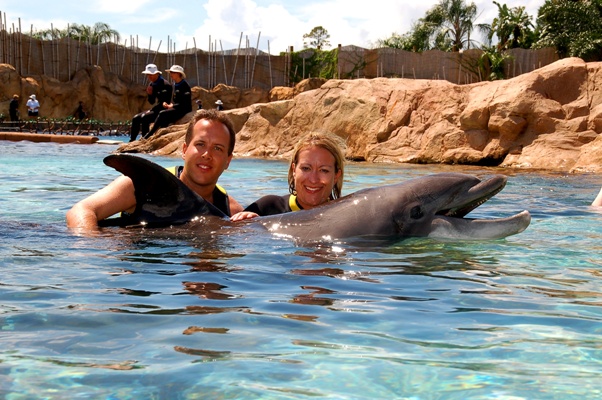 Nadine & Yves mit dem Delphin
