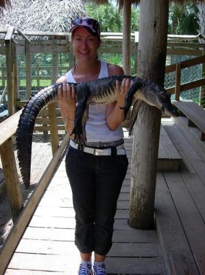 Nadine mit einem Alligator
