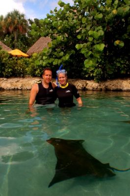 Nadine & Yves im Stingray Becken
