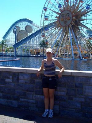 Nadine vor dem See im Disney California

