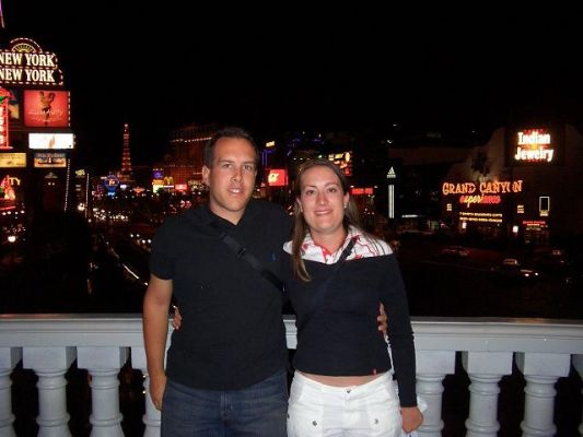 Yves & Nadine posieren vor dem Las Vegas Strip
