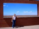 Nadine vor dem Fenster mit Blick in die Praerie von Arizona
