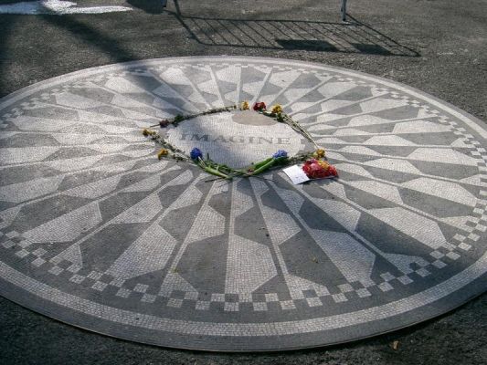 Gedenktafel für John Lennon, der hier unweit entfernt ermordet wurde
