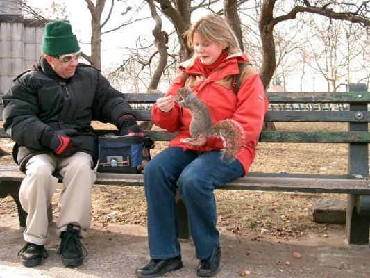 Fütterung
die New Yorker sind alle sehr freundlich und offen, wie dieser nette Herr hier, der meiner Frau das Füttern beibringt. Kurz bevor wir die Fähre nach Liberty Island besteigen
