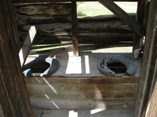 Foto_Outhouse_Nevada_City.jpg