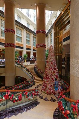 DSC00516 Singapur Fullerton Hotel Lobby Weihnachtsschmuck_k
