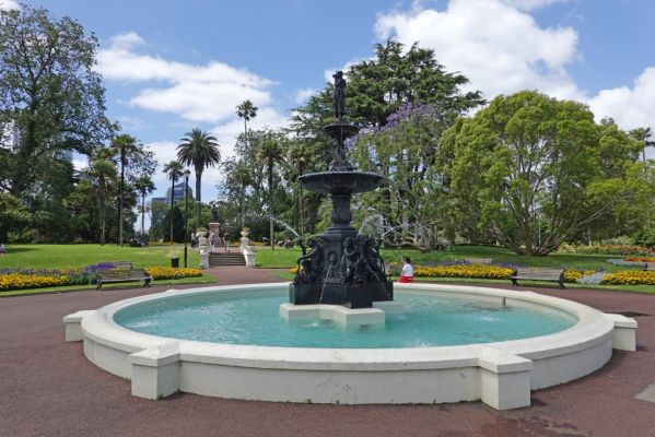 DSC00927 Auckland Albert Park Brunnen_k
