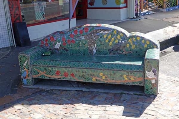 DSC01002 Kawakawa Hundertwasser Sofa_k
