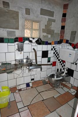 DSC01010 Kawakawa Hundertwasser Toiletten_k
