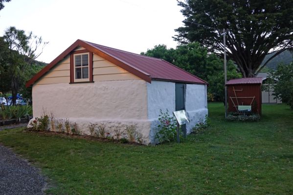 DSC01035 Paihia Willilams House Stone Shed_k
