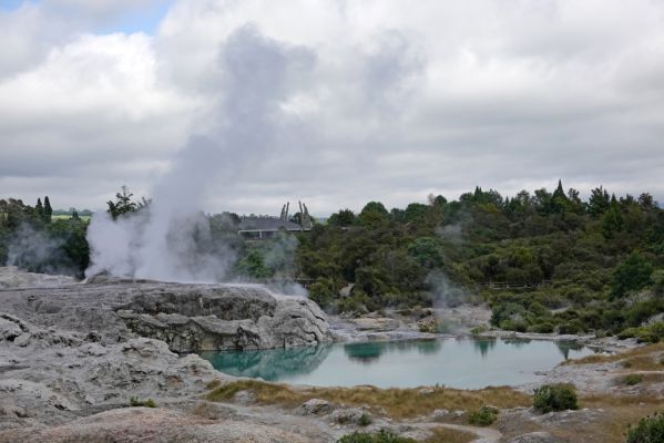 DSC01769 Rotorua Whakarewarewa Sinterterrassen und Pohutu Geyser von Te Puia_k
