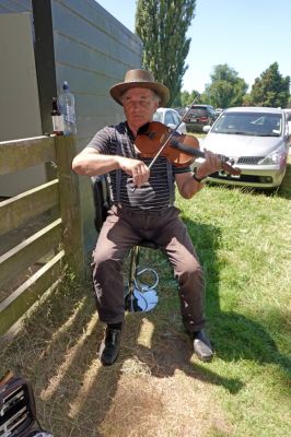 DSC02227 Hastings Farmers Market Geigenspieler_k
