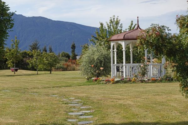 DSC03674 Te Anau Lodge Garten Pavillon_k

