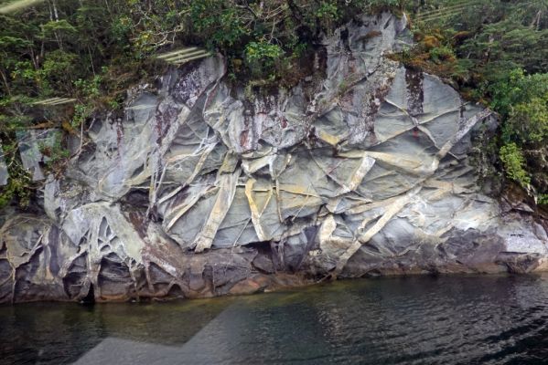 DSC03778 Lake Manapouri Gesteinsformation_k
