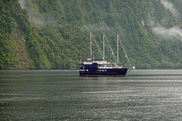 DSC03807 Doubtful Sound Segelboot_k
