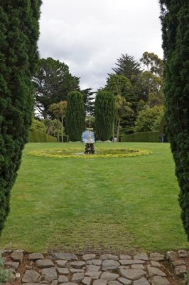 DSC04365  Larnach Castle Garten Brunnen_k
