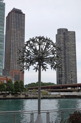 DSC06586 Chicago Riverwalk mit Lake Point Tower und North Pier Apartments_k
