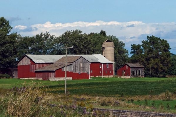 DSC06775a Farm an der I 43 bei Holland WI_k
