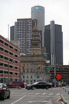 DSC07511 Detroit Wayne County Building und GM Renaissance Center_k
