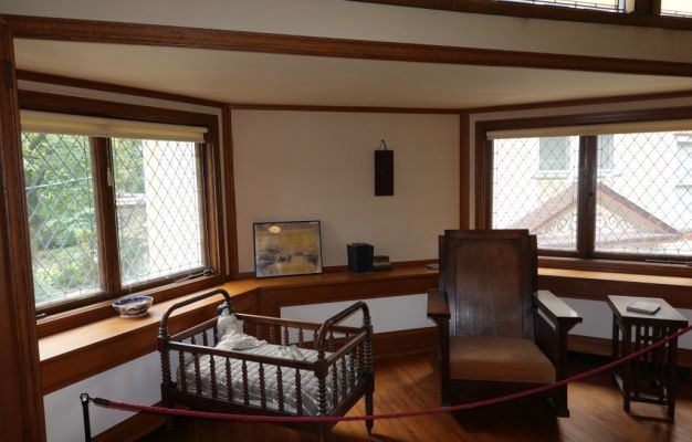 DSC07971 Chicago Frank Lloyd Wright Home and Studio Zimmer mit Kinderbett_k
