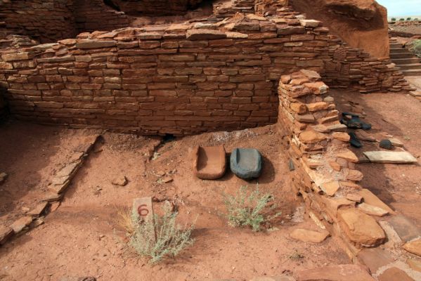 IMG_0069_Wupatki_Pueblo_Mahlsteine_forum~0.jpg