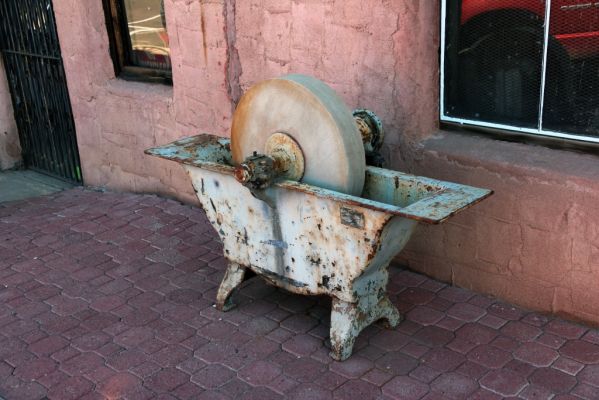 IMG_0320_Scottsdale_Old_Town_Cavalieres_Blacksmith_Shop_Schleifstein_forum.jpg