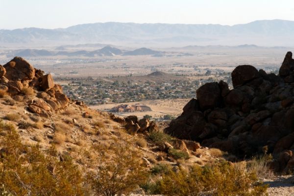 IMG_2347_DxO_raw_Joshua_Tree_NP_49_Palms_Trail_Blick_auf_Hotel_Forum.jpg