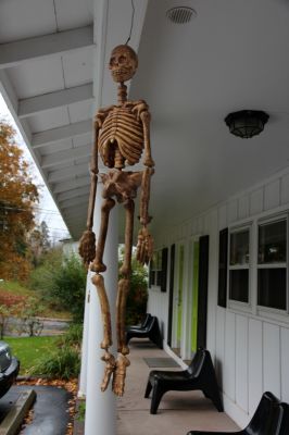 The Roxbury Halloween Deko
