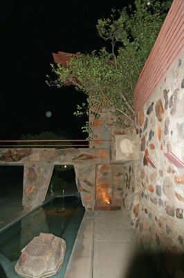 IMG_3569_DxO_Taliesin_West_Hof_mit_Brunnen_Forum.jpg