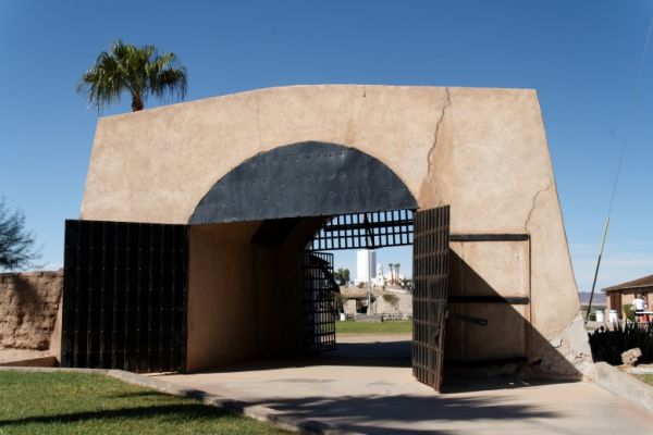 IMG_3718_DxO_raw_Yuma_Prison_Eingang_Forum.jpg