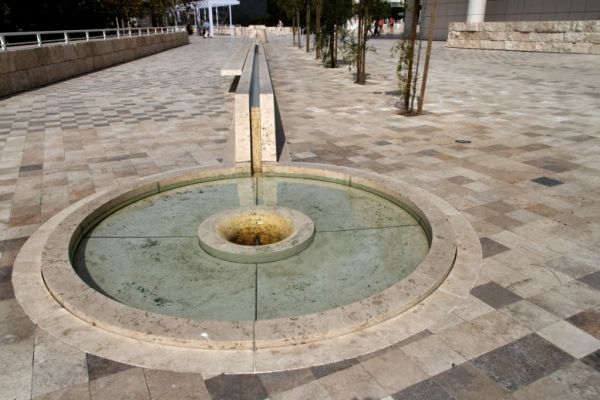IMG_3886_DxO_raw_Los_Angeles_Getty_Center_Wasserlauf_mit_Brunnen_Forum.jpg