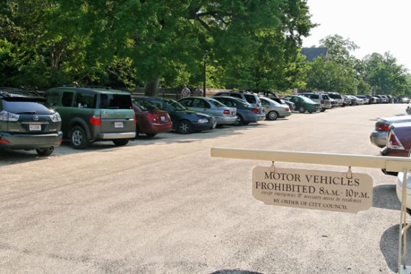 Colonial Williamsburg, parkende Autos
