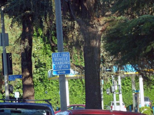 P1070559_DxO_Los_Angeles_Los_Feliz_und_Vermoont_Electric_Vehicle_Charging_Station_Forum.jpg