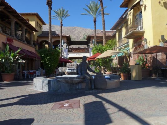 P1130124_Palm_Springs_Mercado_Plaza_forum.jpg