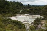 DSC01847 Waiotapu See mit Sinterterrassen_k