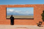 IMG_3413_DxO_raw_Meteor_Crater_Visitor_Center_Wanddurchbruch_Marianne_Forum.jpg