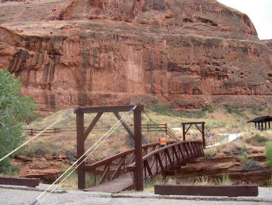Rastplatz
auf dem Weg zwischen Natural Bridges und Capitol Reef
