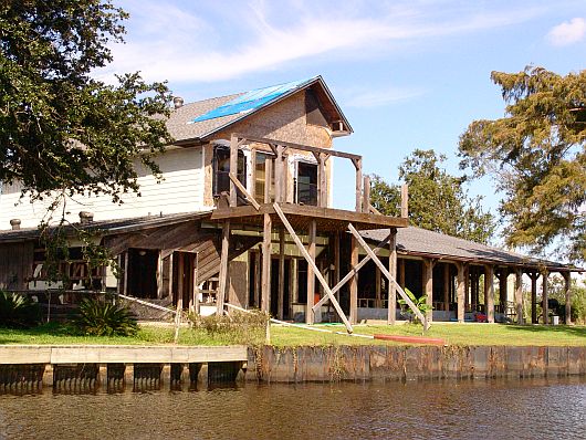 Gebäude am Adams Bayou
