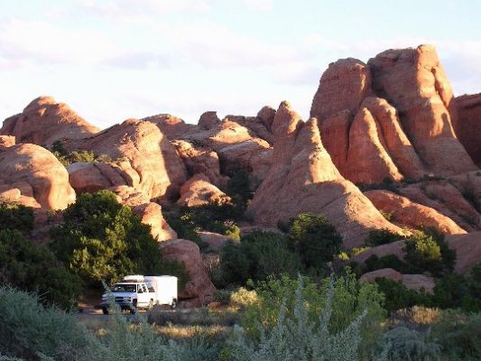 Campingplatz Devils Garden
Im hinteren Teil, 23 km (Luftlinie)von Moab entfernt liegt in absoluter Ruhe der Wildnis der wohl schönste Campground in den USA.

