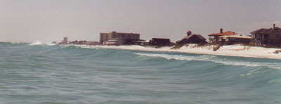 Strand im Bereich von Pensacola mit perfektem Surf
