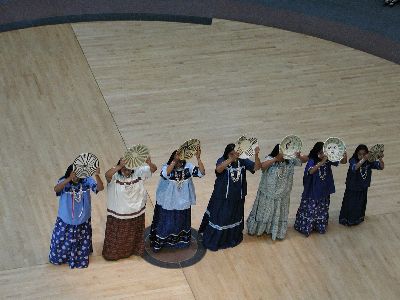 Washington: Indianische Tanzgruppe im Museum of the American Indian
