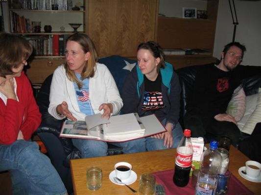 Letzer Smalltalk bei Kaffee: Martina, Petra, Yvonne, Martin
